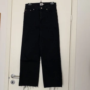 Jeans - Svarta baggy jeans, passar både storlek S och M