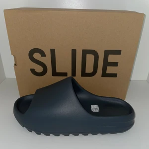Yeezy slide slate grey 46 - Ds, aldrig använda och helt nya, kvitto finns, storlek 46, slate grey, pm för frågor