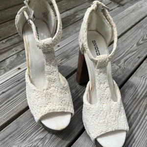 Klackskor - Använda enstaka gånger, dock tvättade jag dessa skor och som bilderna visar så ser dom smutsiga ut på sulan men detta är limmet som var under sulan. Färgade av sig lite på insidan skon. I övrigt syns de inte om man bär skorna.