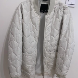Quiltad jacka - Vit oversized jacka från Lager157. Mycket bra skick och inte använd så ofta