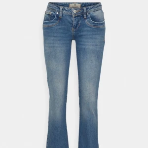 Ltb jeans ”valerie” 26-32 - Intresse koll på mina populära ltb jeans, är low waist i modellen valerie, jätte bra skick inte använda mer en 2 gånger💓 köpta för 1100 även slutsålda, Köparen står för frakt🥰