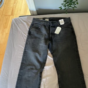 Levis 501 - Säljer pga de inte passade. Helt nya Levis 501 med tags o allt kvar på dem. Hör av er vid frågor. 