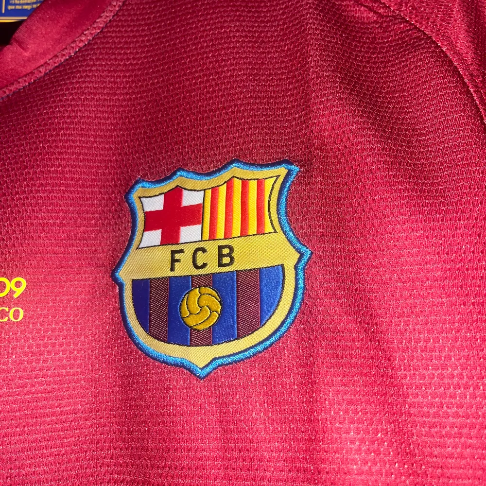 Säljer en Champions League tröja med Thierry Henry från finalen 2009 när Barcelona vann mot Manchester United i storlek M. Priset kan diskuteras!. T-shirts.