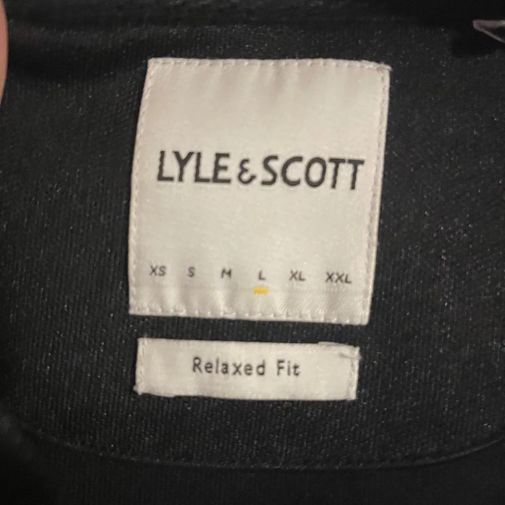 En lyle&scott tröja som aldrig är använd och i riktigt fint skick. Skriv vid frågor. Hoodies.