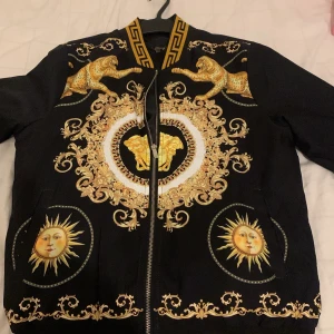 Versace bomberjacka  - Storleken 178, till 13-14 åringar Bra skick har taggen kvar!  Pris:1500kr men vid snabbt köp kan vi diskutera 