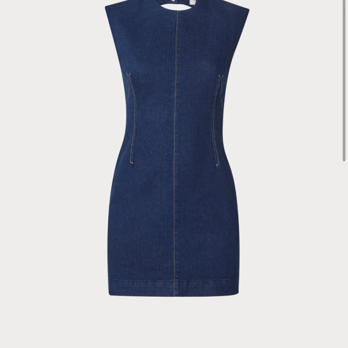 Mörkblå klänning med öppen rygg - 90