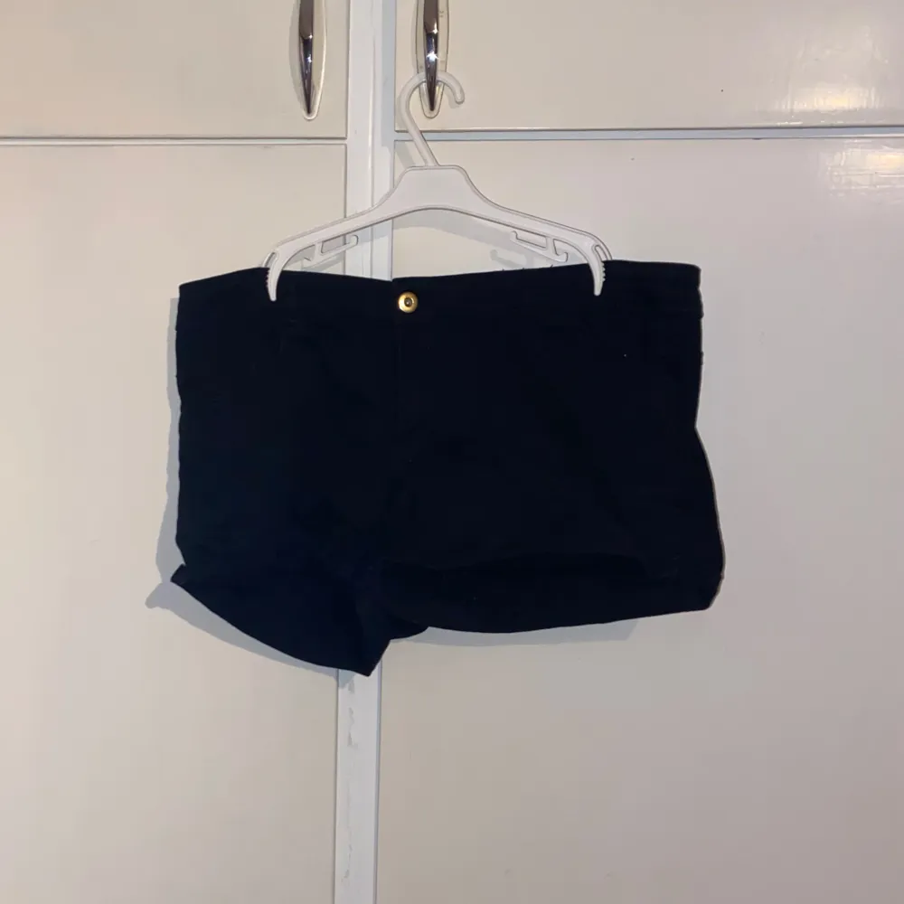 Jeansshorts som ej passar längre  Hela och rena. Shorts.