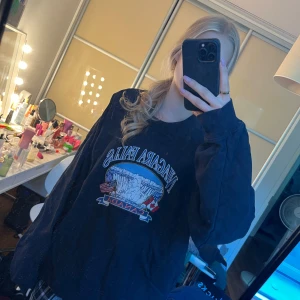 sweatshirt - Dark blue sweatshirt, worn a few times 