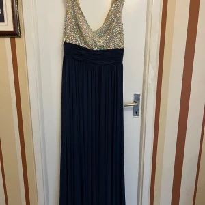 Festklänning - Festklänning med glitterstenar.