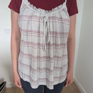 T-shirt med ihopsatt linne - Passar S/M och är elastisk att passa större