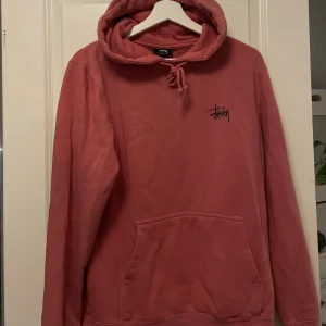 Rosa Stussy hoodie - Fin stussy hoodie i en rosa färg. Storlek small. Väldigt fräsh lite vintage känsla på tyget. 