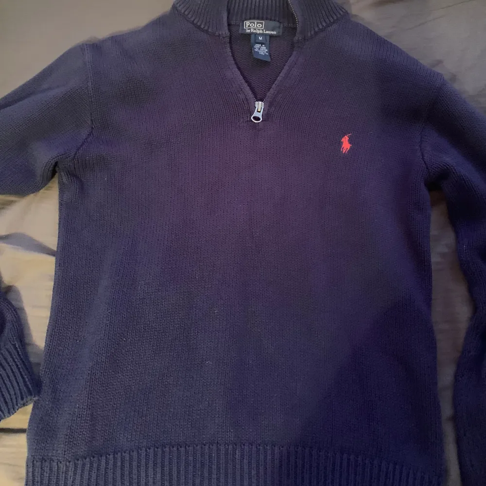 Hej säljer nu en fet Polo Rhalp Lauren Half zip eftersom den inte passar mig längre, Storlek M i herrstorlek men har krympt något så skulle nog säga att den passar en xs. Ny pris: 2200kr Mitt pris: 499kr!. Tröjor & Koftor.