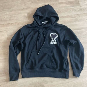 Ami paris hoodie - Ami paris hoodie i ny skick 10/10, höra av dig vid fler frågor!