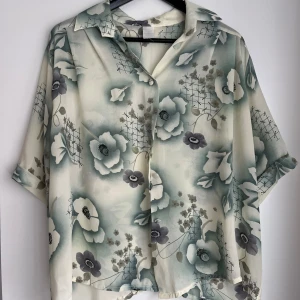 Vintage skjorta - I superbra skick köpt i en liten vintage butik. Oversized i modellen