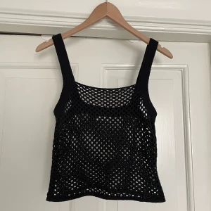 Fin virkad topp i storlek S  - Superfin virkad topp från Glassons i Australien. Perfekt till stranden eller fest! Väldigt sparsamt använd. Passar XS-S. 🌸