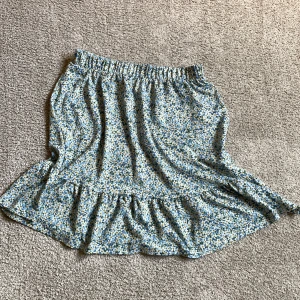 Blommig kjol - Luftig kjol i finaste sommarmönstret Strl M men passar större Knappt använd