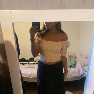 Off shoulder topp - Fin och somrig off shoulder topp i storlek xs från bok bok. Jag säljer den då den är något liten på mig som vanligt vis är storlek S/36.