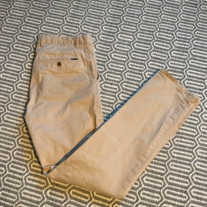 Beige Gant chinos  - Ett par beige chinos från Gant. Nypris 1300, säljes för 250. Toppen skick.