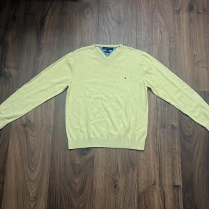 Tommy Hilfiger Tröja - Tunn och gul Tommy Hilfiger tröja, stl: L men sitter som en M. Bra för sommaren👍