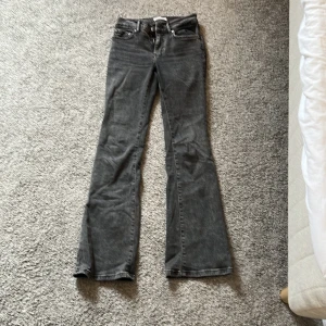 Svarta jeans 🖤 - Jätte vackra utsvängda jeans ifrån Gina🖤 är i bra skick