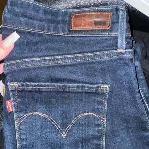 Hej hej, säljer dessa snygga vintage jeans köpta på 90-talet i london. Bra sikt, lite urtvättade färg men syns knappt för ögat!