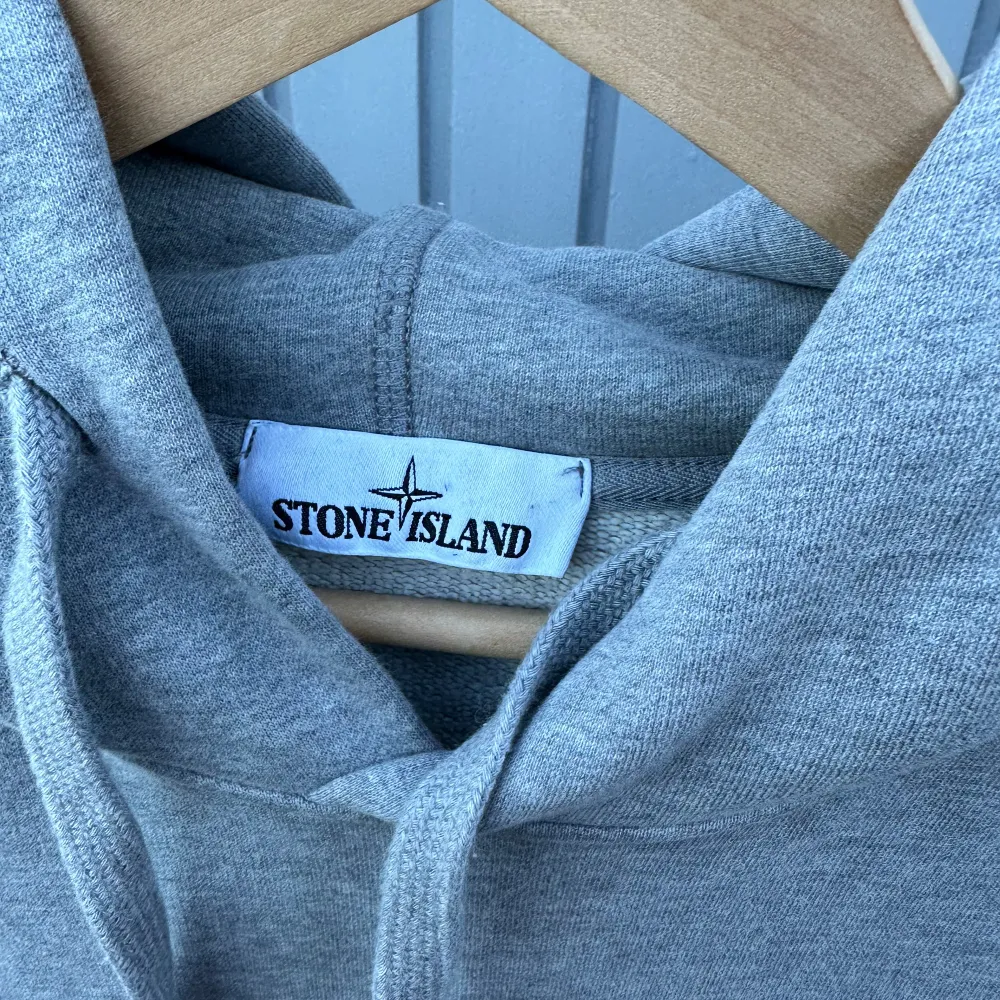 Fin Stone Island hoodie som säljes pga att den inte kommer till användning. Kvitto och tags finns kvar. Sista bilden visar ett lagat hål på tröjan, inget som märkes med ögat. Hör av dig vid frågor. Skick 8/10. Tröjor & Koftor.