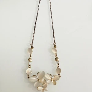 Halsband - Ett unikt halsband som är så fint men inte riktigt min smak✨️ Halsbandet är lite skadat då pärlorna har gått av på små delar men det syns knappt när man har på dig det från långt håll!