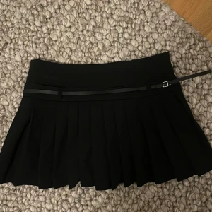 Veckad minikjol  - Svart minikjol från zara. Helt oanvänd men lappen är tyvärr borttagen. Köpt för 379 kr. Hör av dig om du vill ha fler bilder 🫶🏻 