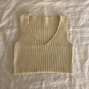 Vit topp - Fin vit topp perfekt till sommaren✨ knappt använd, storlek S💕