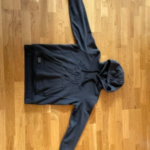 Svart Sail Racing Hoodie - En mörk grå Sail Racing Hoodie i storlek S, Den är väldigt skön och är i bra skick