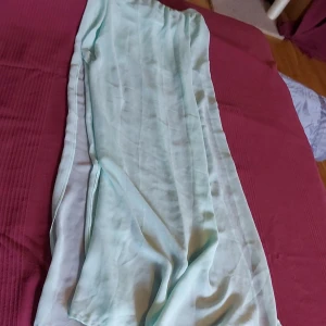 Skir sommarkjol - Skir lång sommarkjol med lång slits. Extrakjol inut så den är inte genomskinlig hela vägen. 