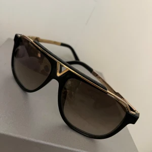 Louis Vuitton Black Evidence - Solglasögon från Louis Vuitton, äkta har även kvittot. Tyvärr ingen dustbag eller box kvar. Går ej att köpa längre. 