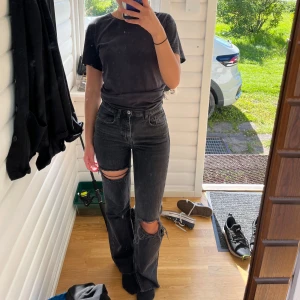 Jeans  - Med hål och slits längst ner. En färgfläck som kan täckas med tex tygpenna 