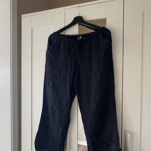 Linnebyxor - Säljer nu mina linnebyxor som är för små🙌🏻säljer tsm eller separat. Bådar för tajta kring rumpa och lår, passar annars bra för mig som är 1.60 lång🥰