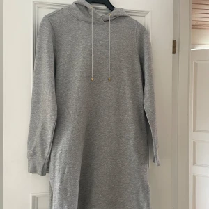 Mysig lång klänning/hoodie - Jättemysig långklänning som är som en hoodie. Säljer då den inte har blivit använd. Pris kan diskuteras. Skriv om ni har frågor eller vill ha fler bilder💖