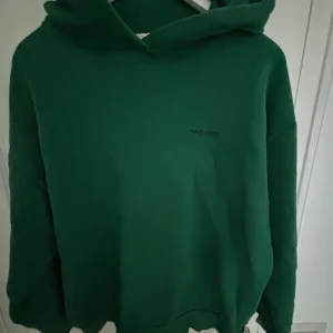 Hoodie - En grön och superskön hoodie från pull and bear💚
