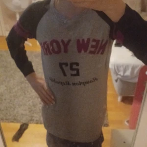 Tröja/ kläning  - Fin stikad tröja/stikad klänning💋 Väldigt bra skick😀 Säljer pga att det inte är min still, tröja från kaphal😘