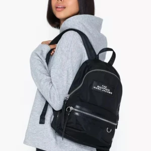 Marc Jacobs ryggsäck - Ryggsäck från Marc Jacobs i väldigt bra skick. Bekväm att bära och rymmer ganska mycket. Kan skicka fler bilder vid behov. Original pris 2800kr.