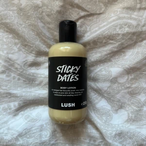 Sticky dates / body lotion  - Säljer väldigt populär body lotion, använt 1-2 gånger. Slutsåld på Lush.