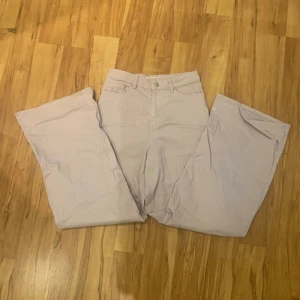 Ljuslila byxor från Lindex - Ett par ljuslila jeans från Lindex i storlek 164. Säljs för att de blivit för små💕