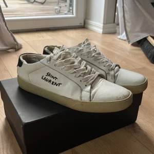Saint Laurent Skor - Säljer dessa populära skor från saint laurent!  fint skick på utsidan men slitet på insidan därav priset. Helt nya sulor, box och dustbag medföljer. Slitaget synns ej vid användning.