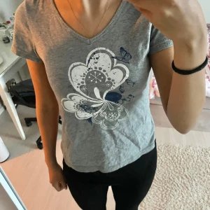 Grå T-shirts  - En grå T-shirt med tryck på framsidan, jätteskönt material och så fin☺️ 