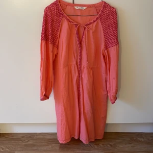 Odd molly  - Klänning från odd molly, skicket är väldigt gott och som ny. Andvänd ett fåtal gånger. Klänningen är inte jätte lång på, den går till knäna ungefär. Färgen är rosa/aprikos Storleken är från S till en M  