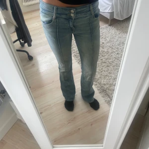 Bershka lågmidjade jeans - Säljer dessa lågmidjade jeansen från bershka, då de inte kommit till användning. De är i storlek 36 och passar mig som är 170 cm. Priset går att diskutera vid snabb affär.