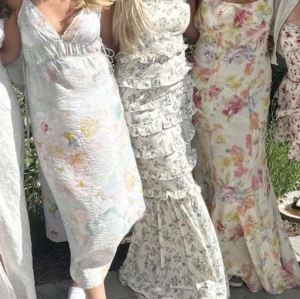 Boohoo klänning  - Helt ny med prislapp. Jättefin blommig klänning, köpte 2 st därav säljer jag en. Klänningen är i strl 40, men är mycket liten i storlek så passar bättre S/M.❤️