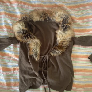 Kofta med pälskrage - Ingen storlek men passar M-L