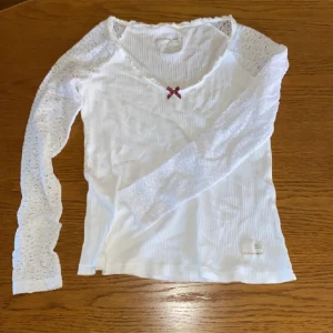 Odd molly top  - Fin långärmad topp från Odd molly. Armar i spets, väldigt fin detalj. Jag har klippt bort rosetten, därav lägre pris. Köpt på Plick, första bilden är från tjejen jag köpte av! Uppskattar storlek till xs/s. Läs bio innan köp! 💗