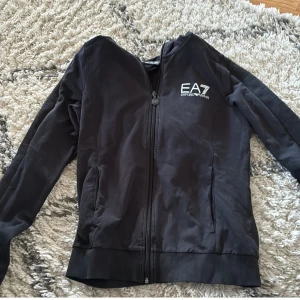 EA7 kofta - Jättefin skön EA7 kofta som tyvärr inte kommer till användning, nyskick. Pris kan diskuteras vid snabb affär 