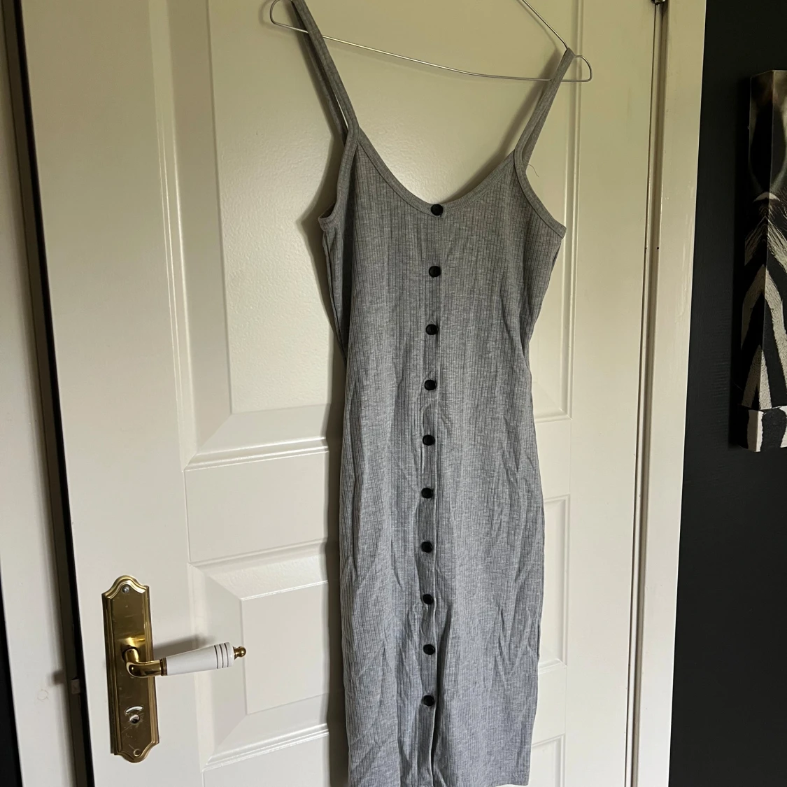 Lång klänning med knappar  - 90