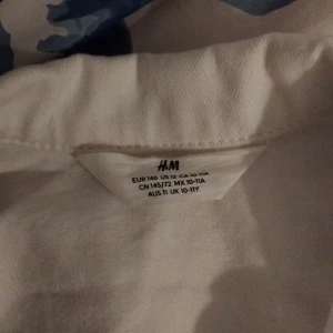 Vit jeansjacka  - Jättefin o simpel jeansjacka från h&m, aldrig använt. Den var för liten för mig 